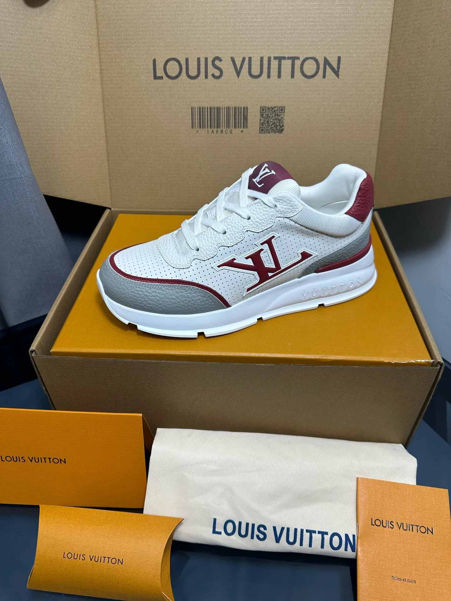 Factory price: 700💰🌈LV | Louis Vuitton 2025𝐬𝐬 🧡💚2025 spring and summer new style top version‼ ️The original version is the same. The counter focuses on the latest casual shoes and new hard goods🆕 ❥Purchasing agent level! Full of high-end feel! A popular model among bloggers at home and abroad, it’s retro and fashionable, and looks stunning on your feet! Wear a lot of happiness! The official website's main recommendation★ ━━━━━ ЅᏇєєt ━━━━━ ▪️Upper: Original custom-made imported calfskin fabric ▪️Inner: breathable gauze imported from Italy ▪️Outsole: rubber foam ➕t men's men's shoes 💰u high-end outsole ▪️Color: nine colors available ▪️Shoe size: 35-44, (45, 46 customized)